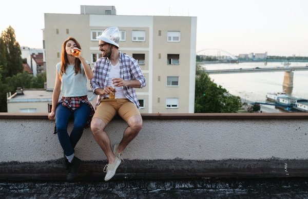 Quelles sont les considérations à prendre en compte lors de la construction d'une terrasse sur un toit?