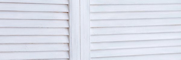 Techniques de décapage de volet en bois : astuces pour un résultat impeccable